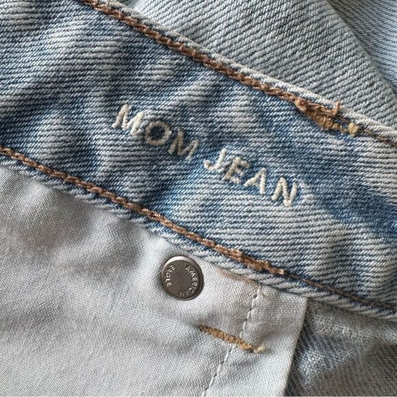 American Eagle AE Mom Jeans in Light Wash Size 16 - Picture 13 of 14